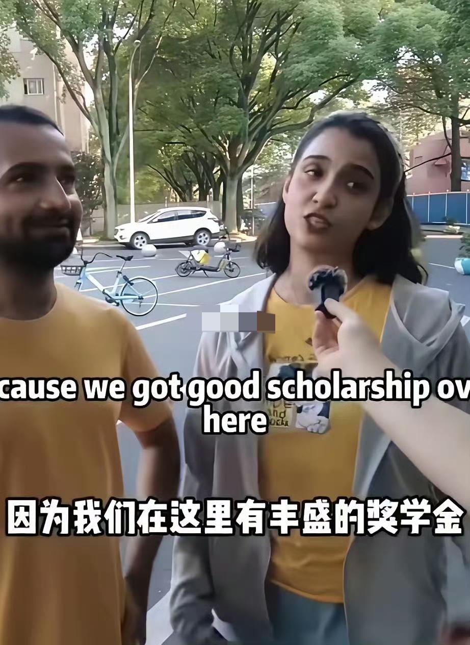 两个印度留学生接受街头采访的时候，炫耀自己留学一分钱不用花，而且一个月还有550