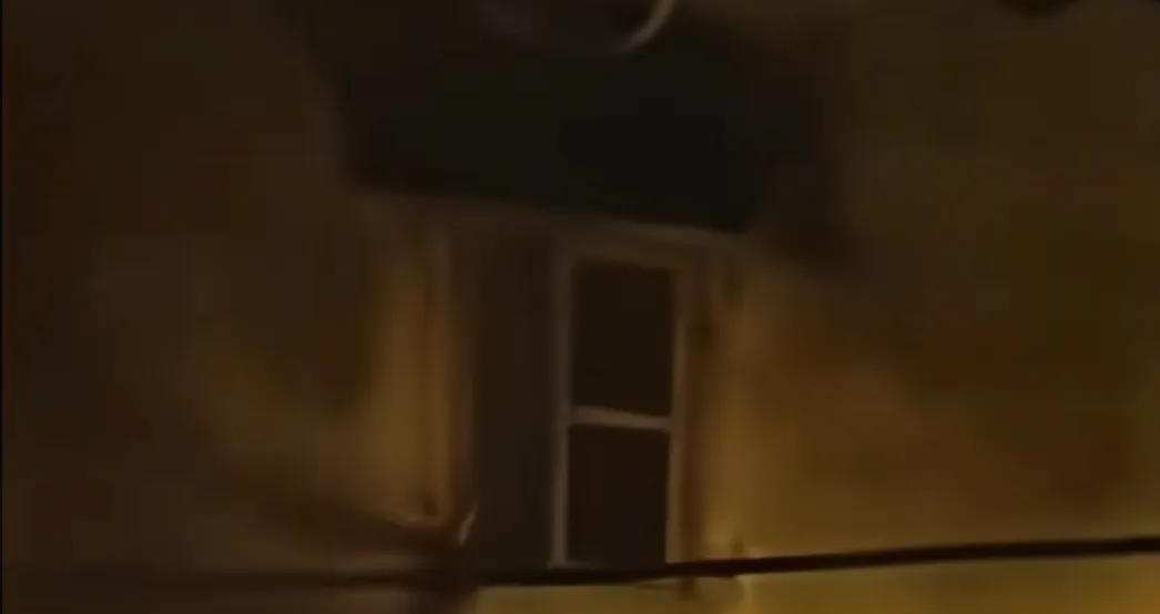 全网敬佩的两个男人。一、登梯救母，18岁男子在得知自己母亲还被困在起火的屋子