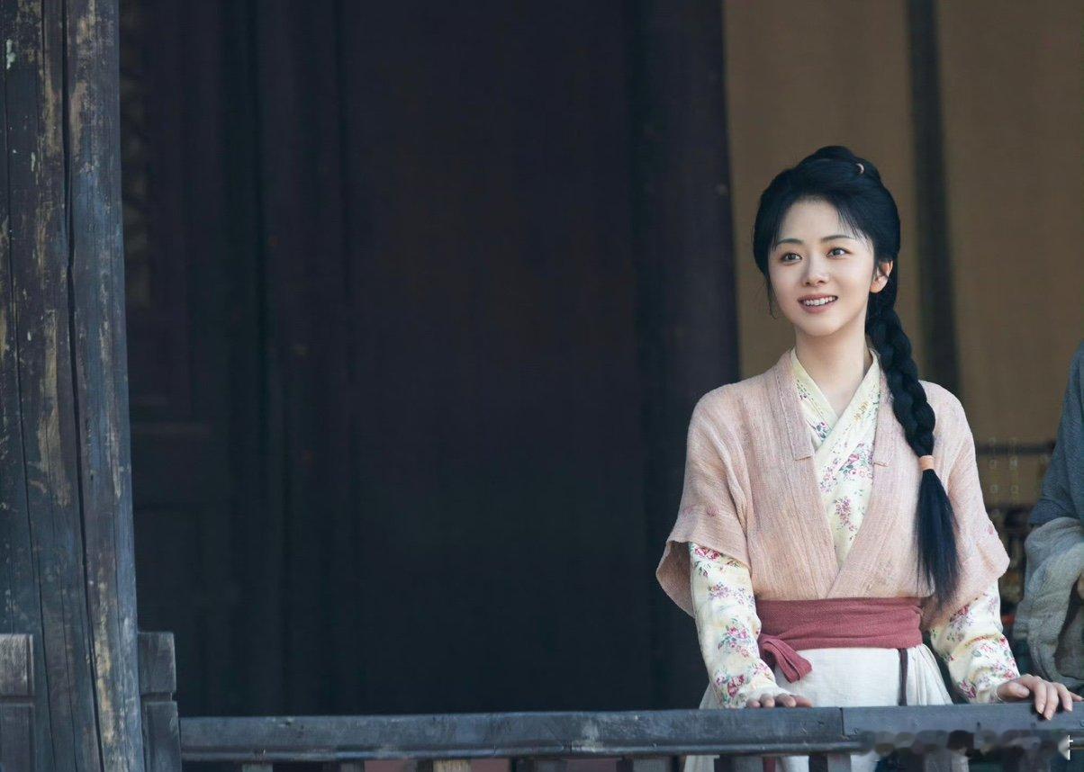 谭松韵上班上得好想逃谭松韵演我上班谭松韵发文谈许兰香，上班低调本分做好分内工作，