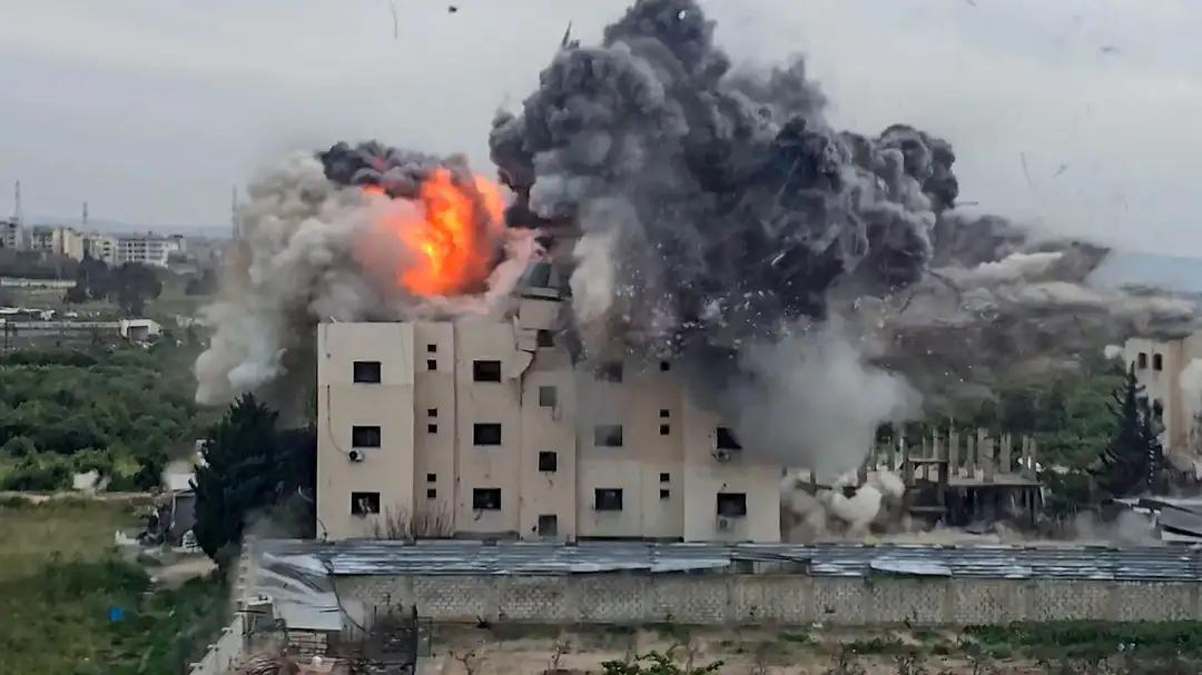 打起来了！以军空袭黎巴嫩，内塔尼亚胡瞒癌，特朗普下令开火，真相太扎心！战火