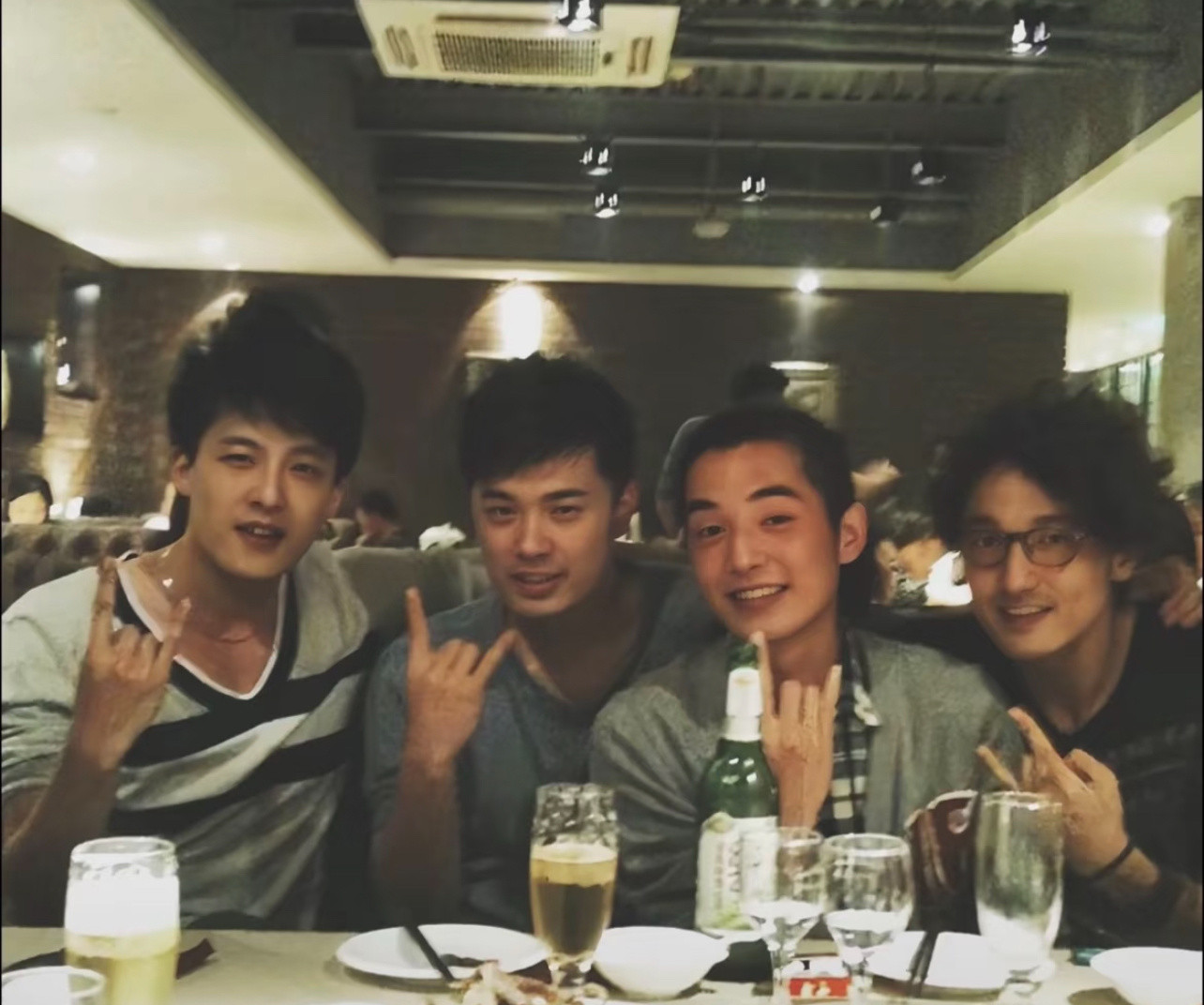 陈赫王传君金世佳同框合照，多久没看到曾小贤、关谷、展博一起同框了