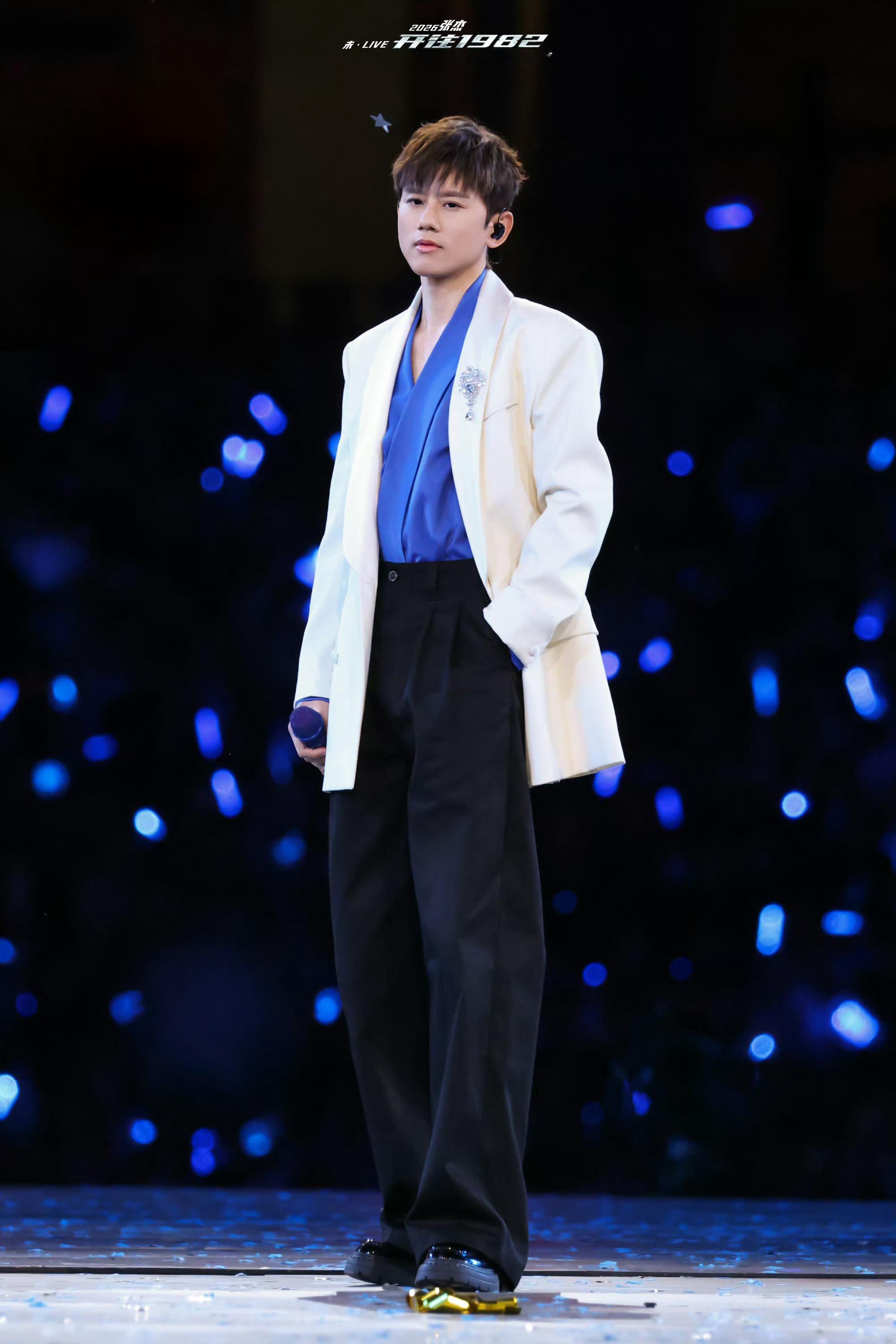 张杰遇到了最懂他的灯光张杰把灯光当琴弦使第十场圆满成功，太会卡点的灯光舞美了好