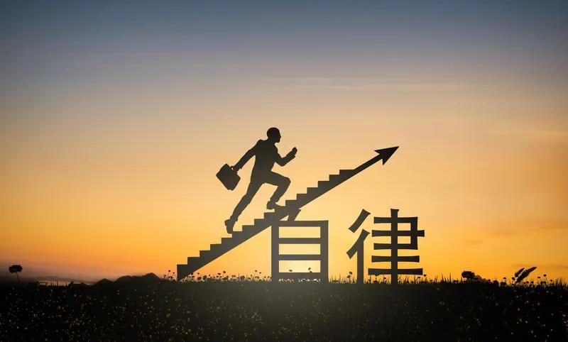 走在交易这条路上，你会慢慢发现人生是一场巨大的后知后觉，交易更是如此。很多你