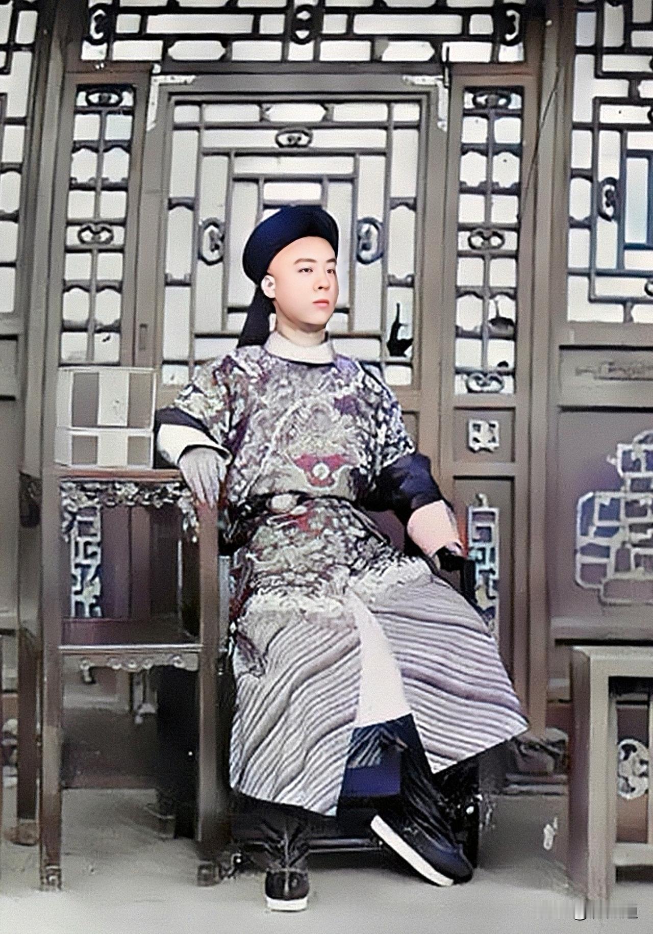 这名穿着吉服的帅哥正是恭亲王溥伟，即便在民国时期，溥伟仍坚持每日朝服穿戴整齐。1