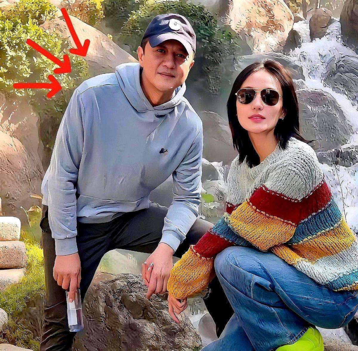 王菲背双肩包，在伦敦艺术大学外等了三小时，没助理，没墨镜，就那么坐着。李亚鹏在