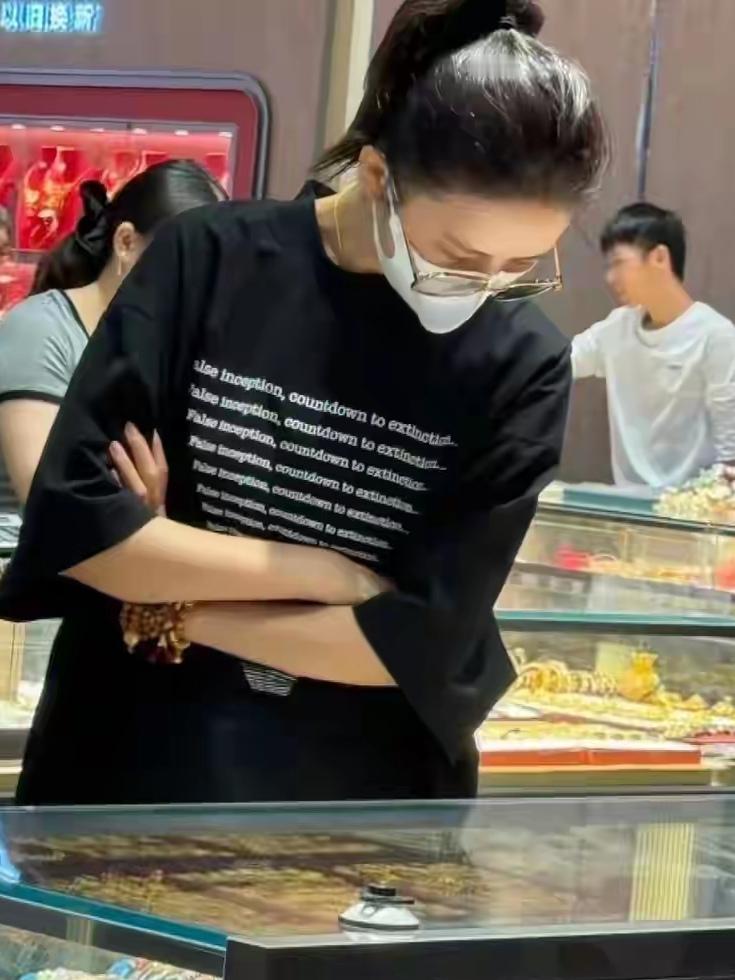 佟丽娅在黄金店购买黄金时被偶遇，有人说她头发稀少，你怎么看？在我看来，人到中