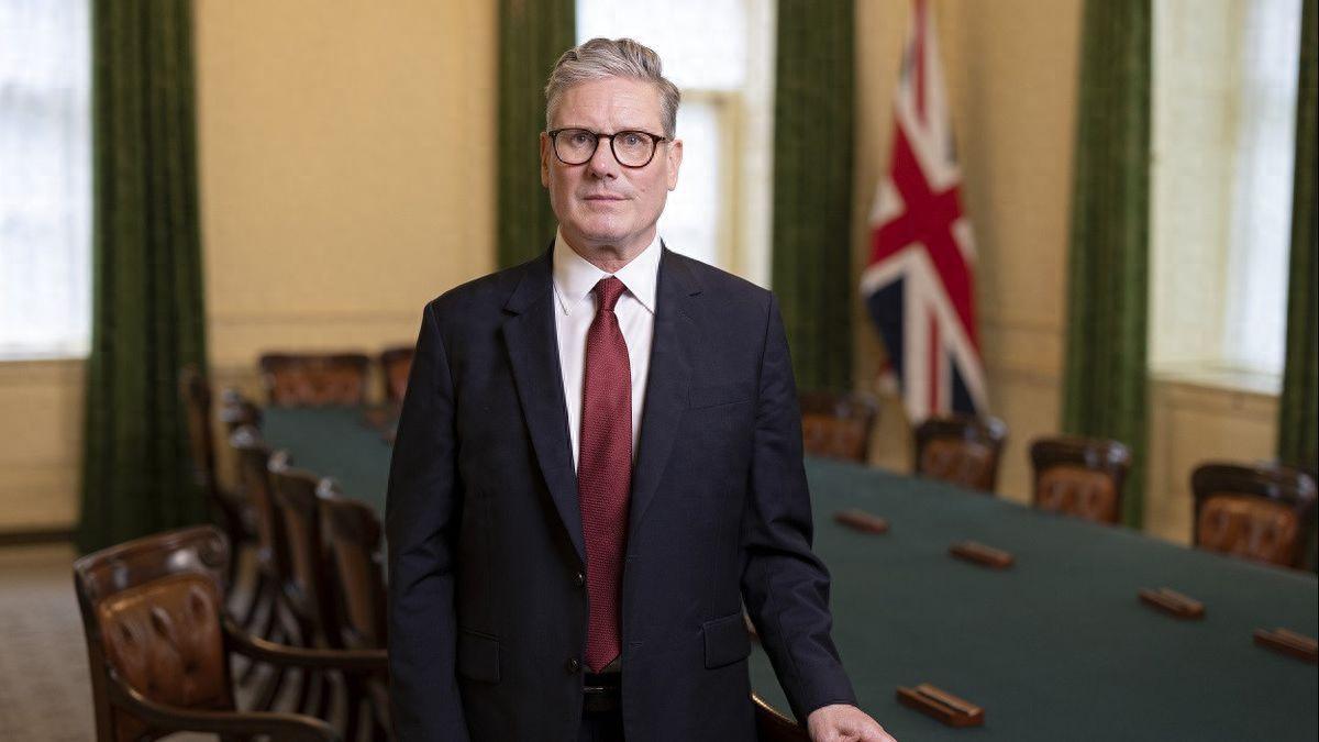 这回特朗普恐怕真要睡不着觉了！就在几个小时前，英国首相斯塔默终于踏上了飞往北京的