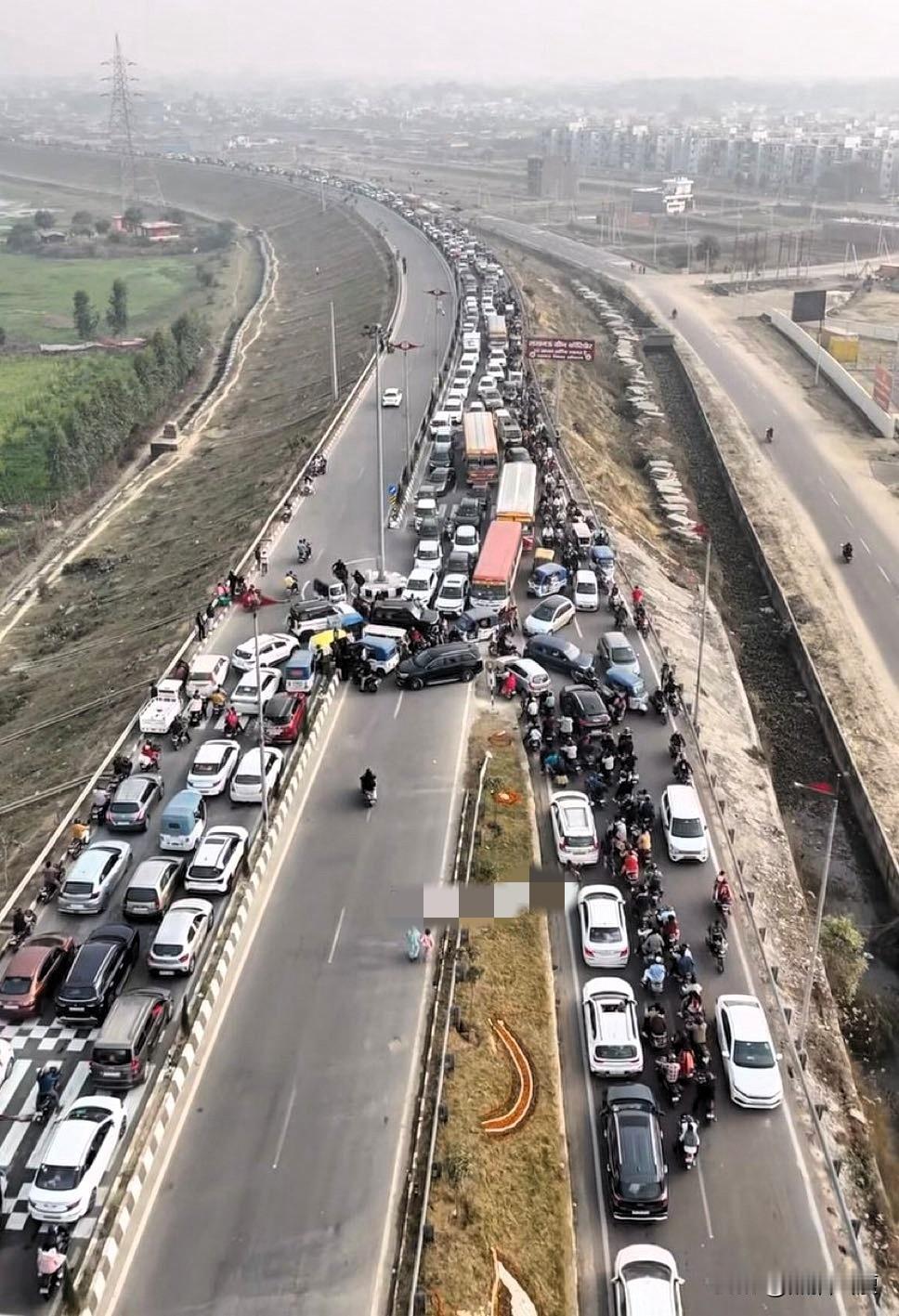 这是印度最近发生的一些大型交通堵塞现场。你不能单单责怪这些高速道路的设计，也