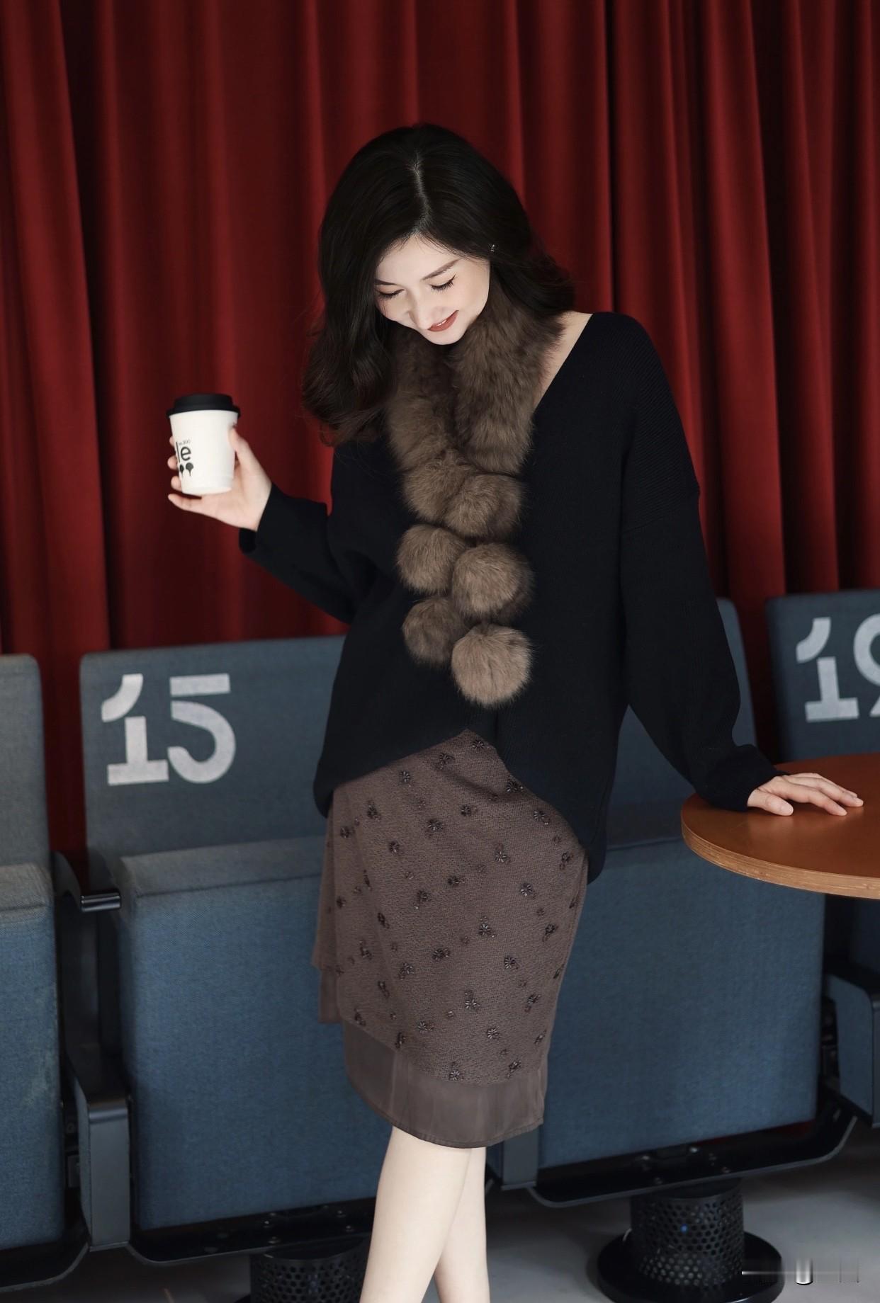 “安静的美少女”摄影如何来表现突出人物主体，模特的动作又增添了安静神秘的氛围。通