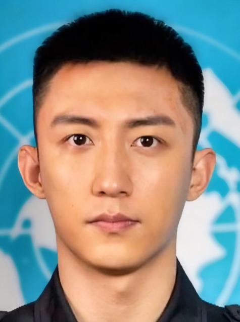 都说黄景瑜是军三代，可谁知道，这个上甘岭英雄的亲孙子，16岁离家，第一份工是在烤