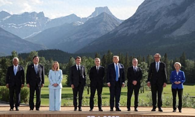 1976年，G7占全球GDP的61.4%，七个国家坐在一张桌子上，就能决定大半个