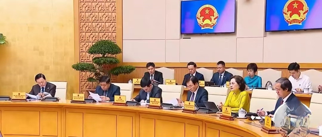 越南开会真随便，玩手机随便看你敢信吗？在越南，开会玩手机