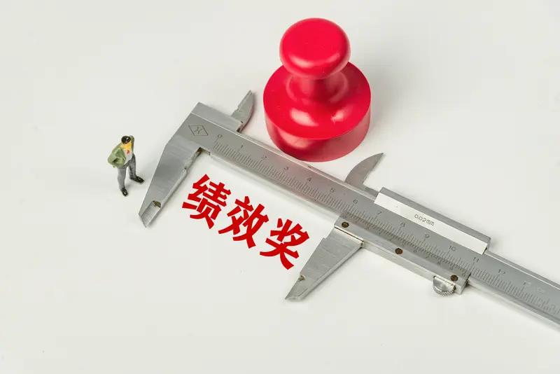 校长年年考核都是优秀，谁给他的“特权”？一位老师在网上曝光：学校年度考核优秀