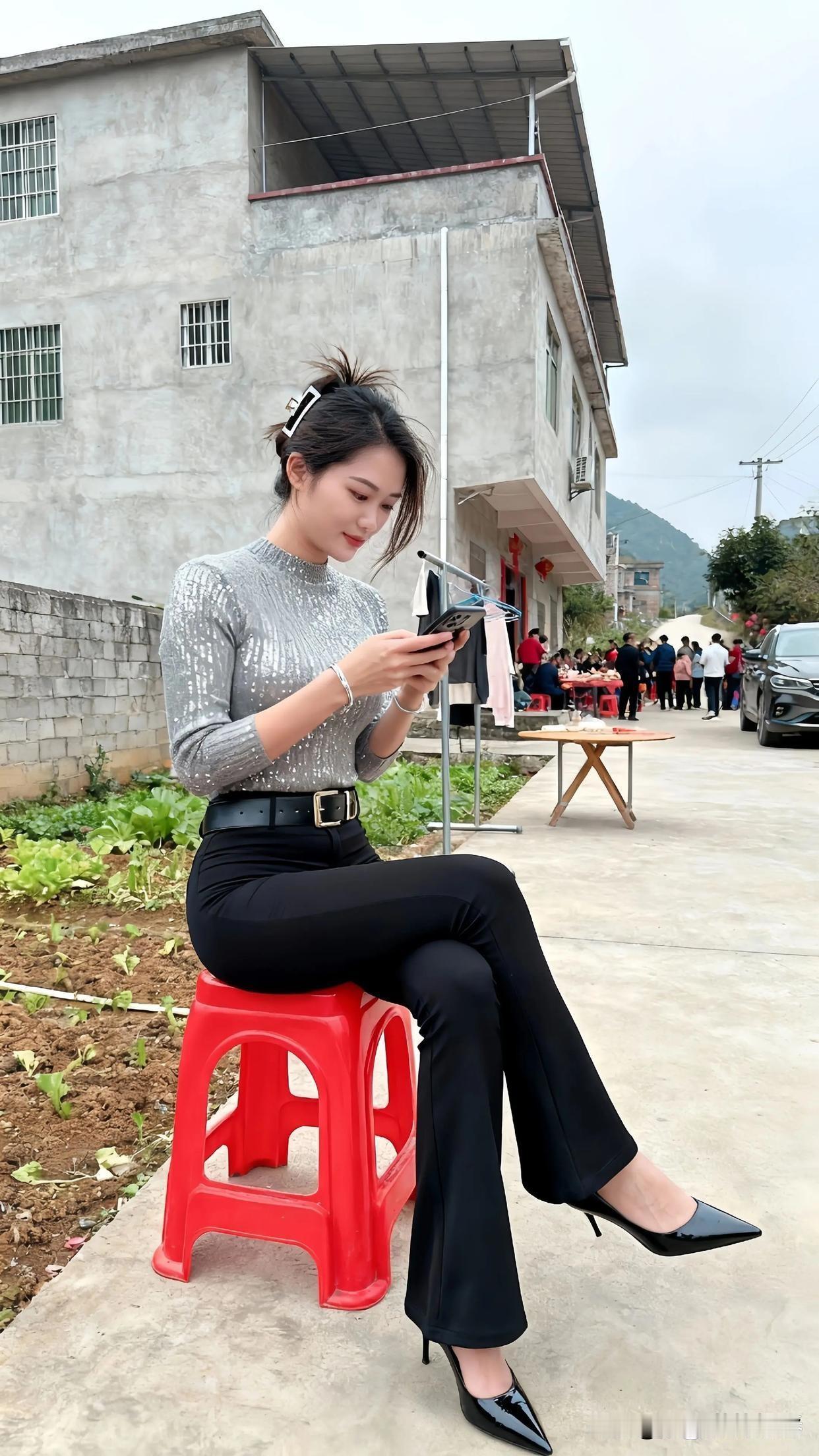 都市丽人就算到户外休闲，也不能丢了时尚风范。就说穿搭，简约的白色衬衫搭配蓝色牛仔