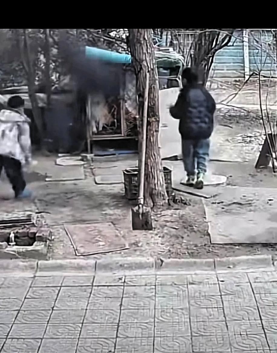 坏，不分年龄大小！这种孩子绝对要教育，残忍的基因！刚刷到两个小孩火烧狗笼，最