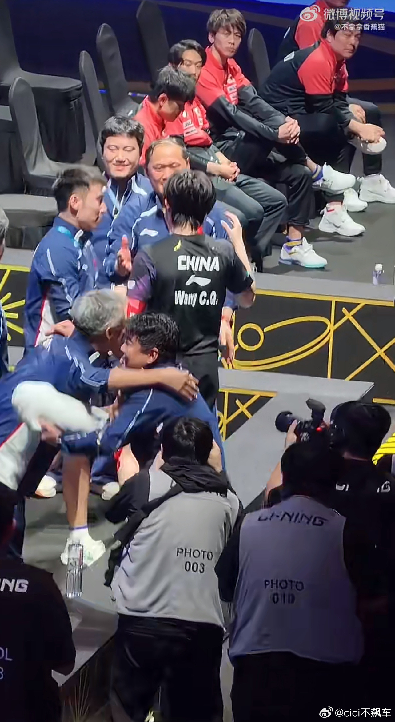 实力说话！爽！今年直接被国乒打得没了脾气！日乒队员看王楚钦夺冠时的表情