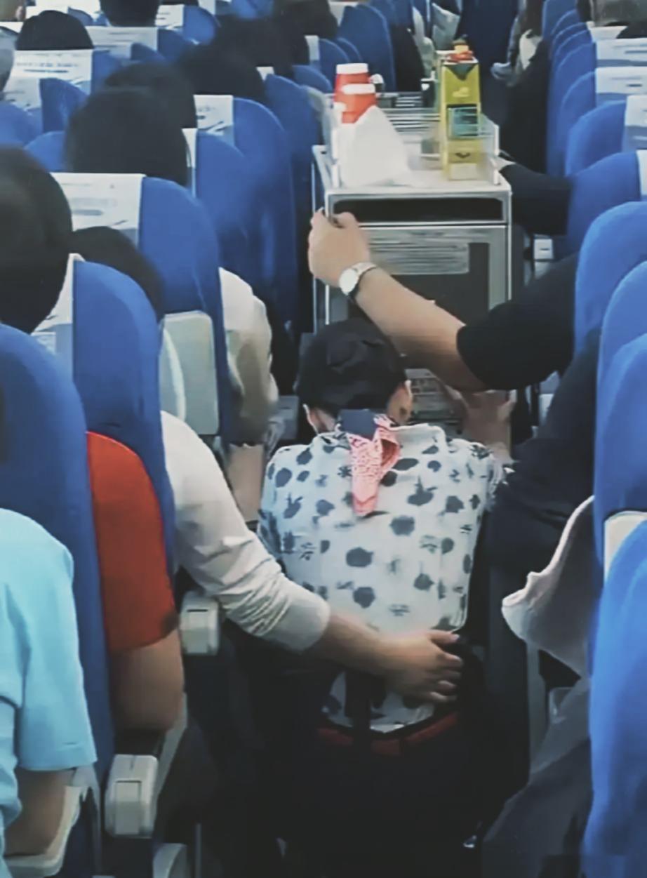 那段“空姐下跪”的视频，真是看得人血压飙升。一个大男人，因为一点小磕碰，竟然