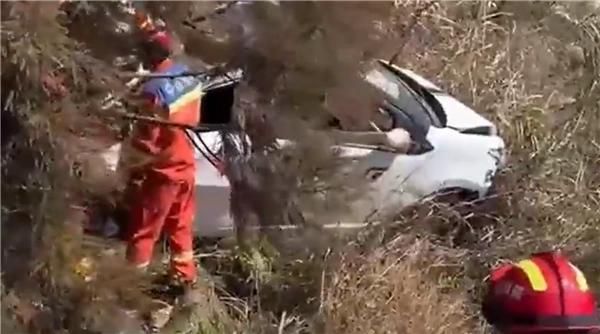 😱【温州一私家车坠崖致1死：司机不熟悉电车误操作】2月9日，浙江省温州市苍南县