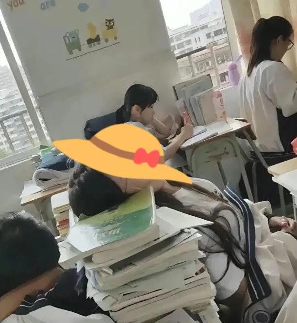 现在的大多数孩子从小都被家长宠坏了。不管是男孩女孩，只要是对孩子的溺爱也就是对孩
