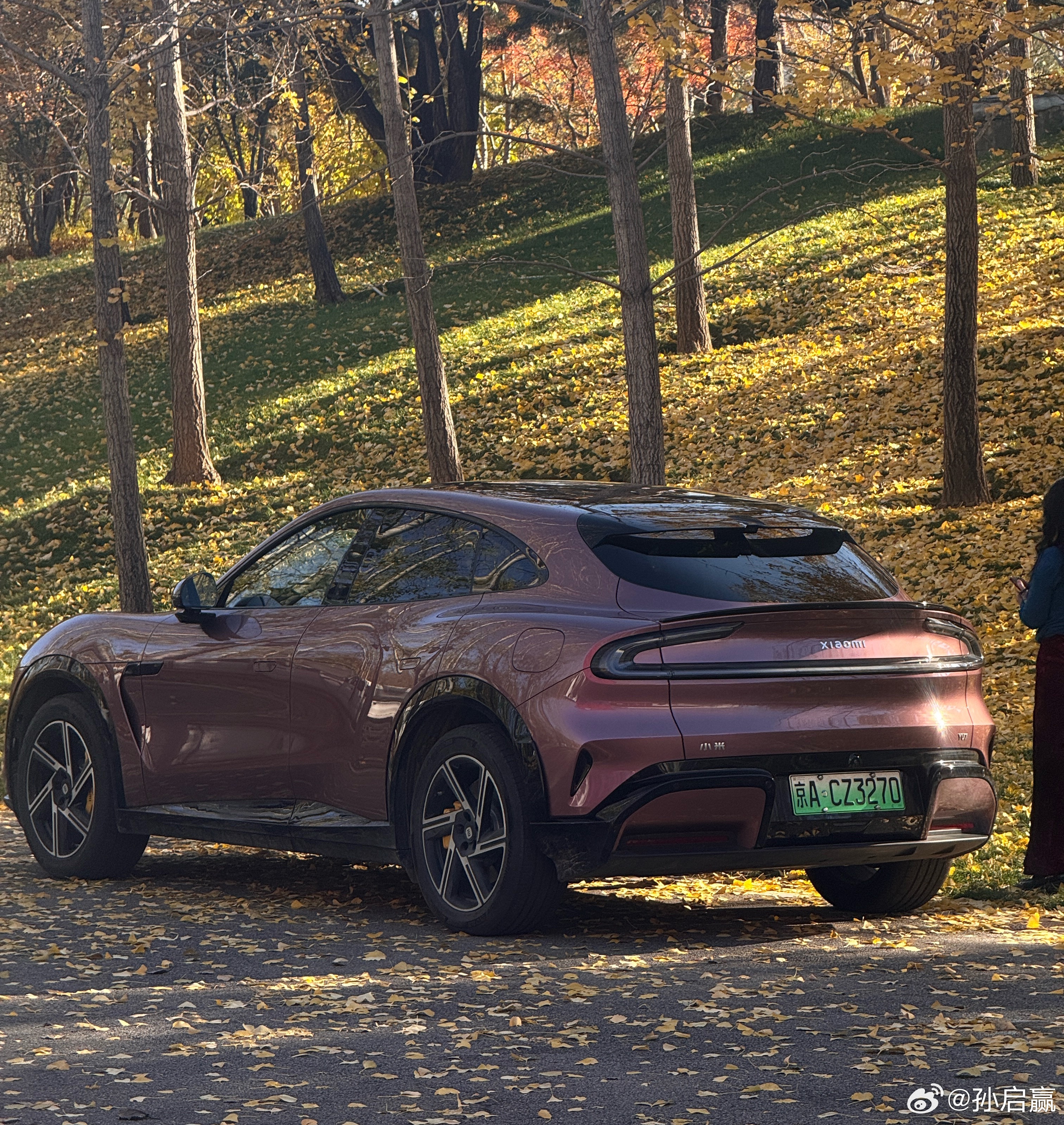 同样一台车，换个牌照，颜值立马提升几十倍。小米YU7﻿