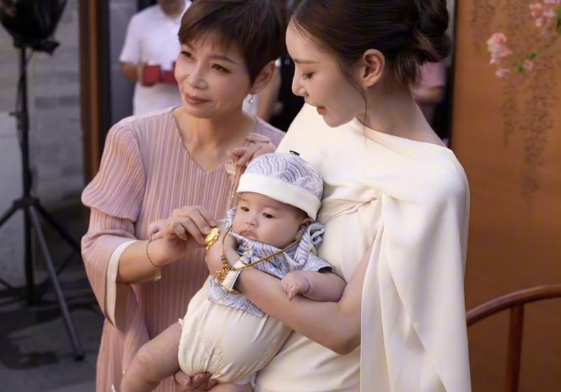 马筱梅的妈妈出手也很大方，送给小外孙的百日宴礼物是金锁，看得出来对小汪宝也是疼爱