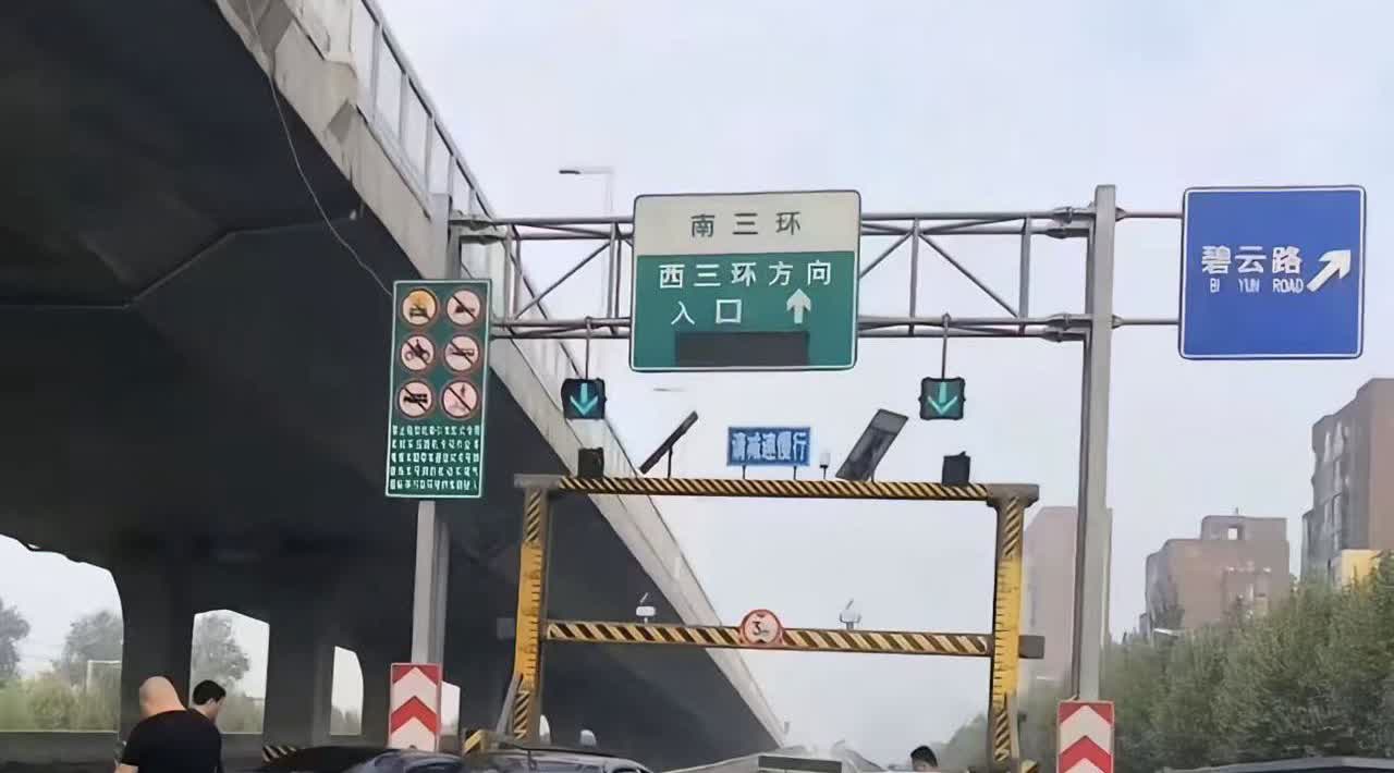 郑州发生的一起车祸，太经典了。几辆车争着上高架，在高架匝道入口发生剐蹭，