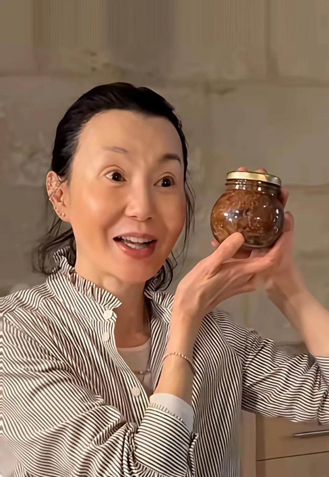 谁懂啊！这才是岁月沉淀下来的气质🥹晚年张曼玉素颜生活照不炒作不内卷，安安静