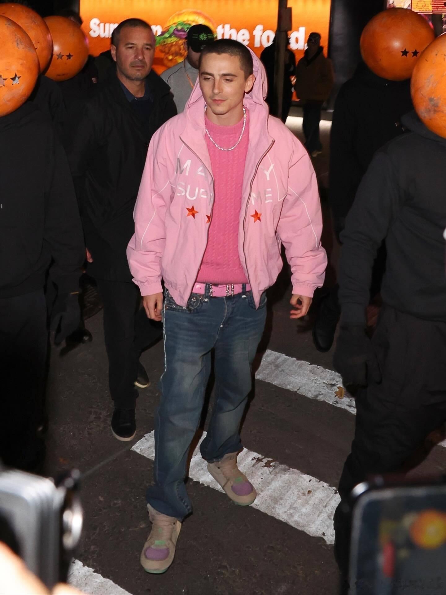 虽然理了寸头更有棱角了但这穿搭好像精神小伙儿