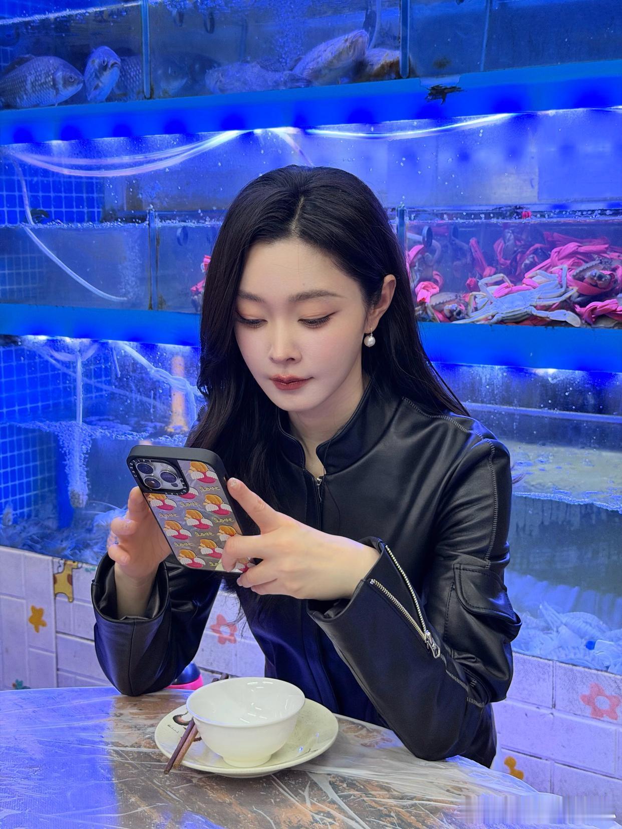 1.白敬亭最近和宋轶又开始纠缠了，他们两个背后的资本有些交集，在必要的饭局还是会