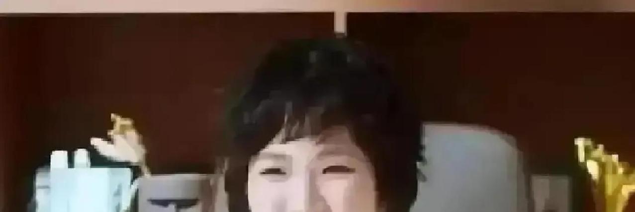 120万手表一磕就花姚安娜拍戏太投入，手腕上的百达翡丽直接蹭到道具，当场划