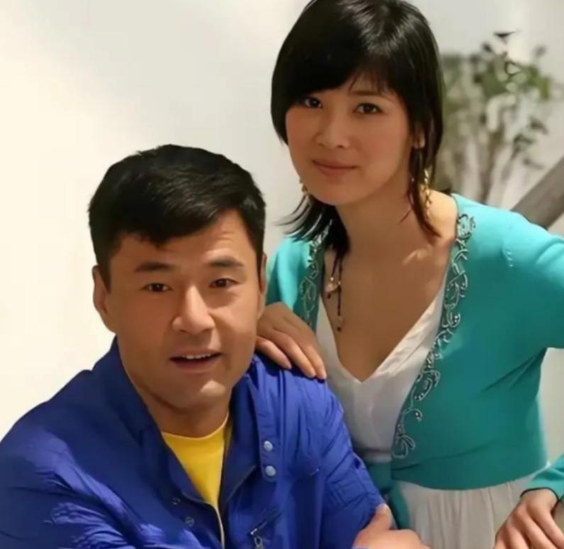 63岁的于荣光，结婚35年，零绯闻、工资全交还下厨，为何妻子执意离婚，冻结他5