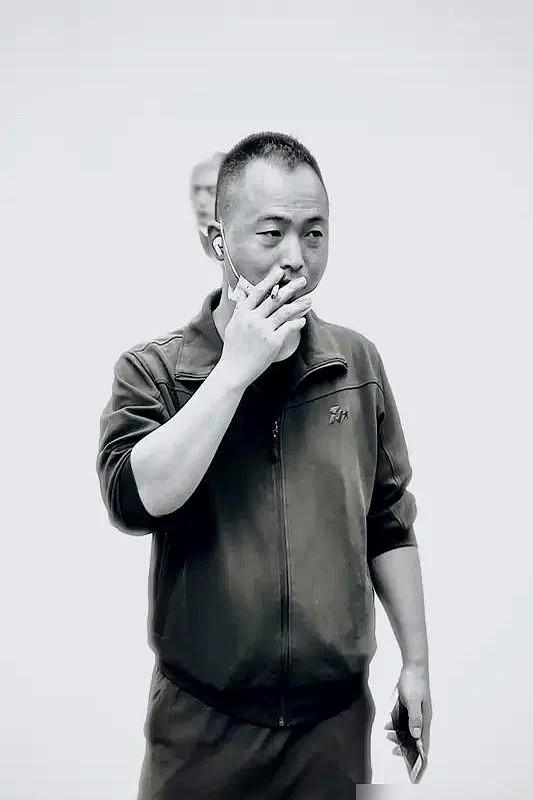 拒千万商演，自费练戏摔出一身伤，孙浩死磕张嘉益剧组的配角。　　圈里疯传他倒贴油