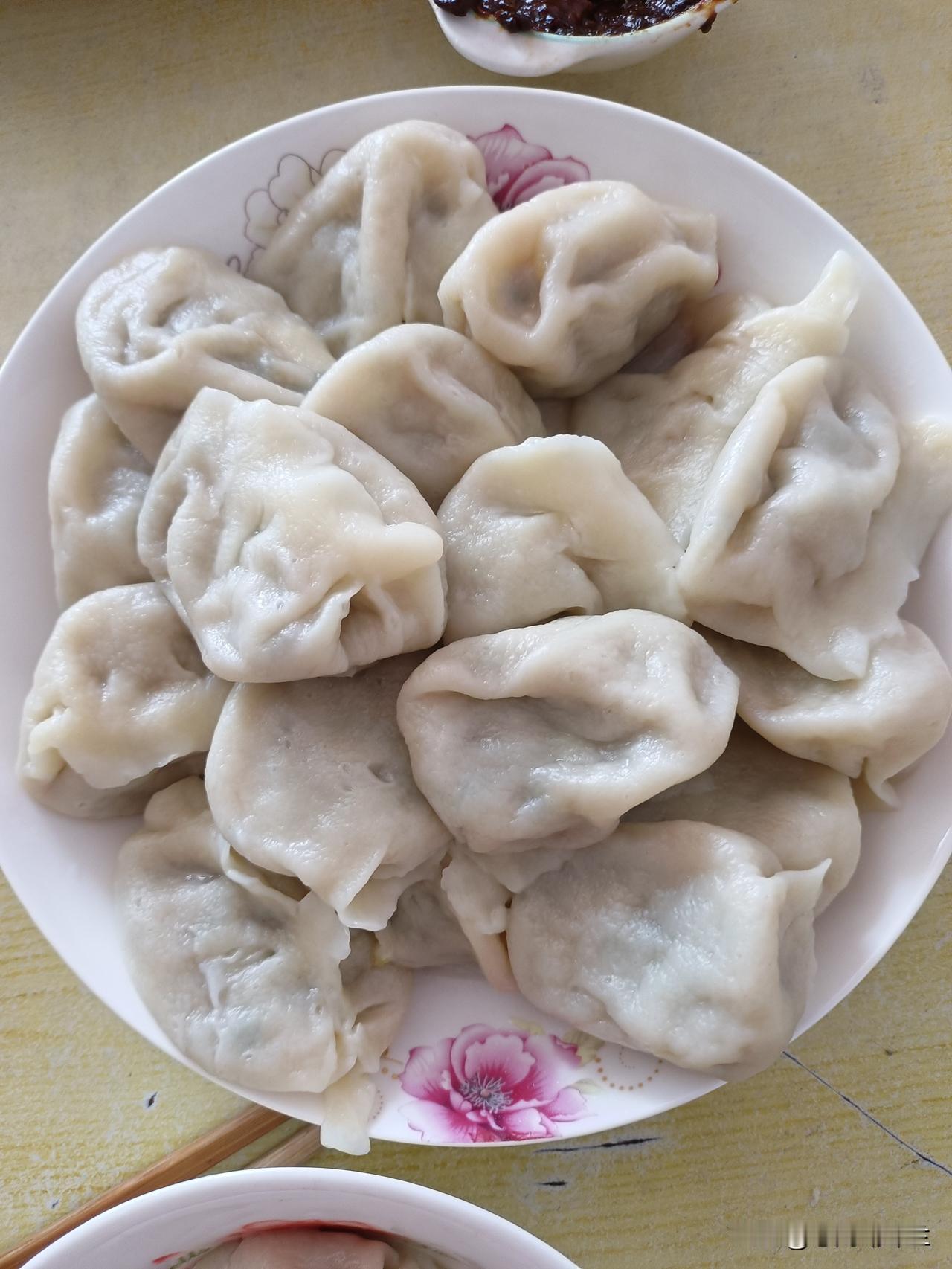 今天中午我家吃饺子，很长时间没有吃水饺了，今天准备包水饺。前两天在超市买了西