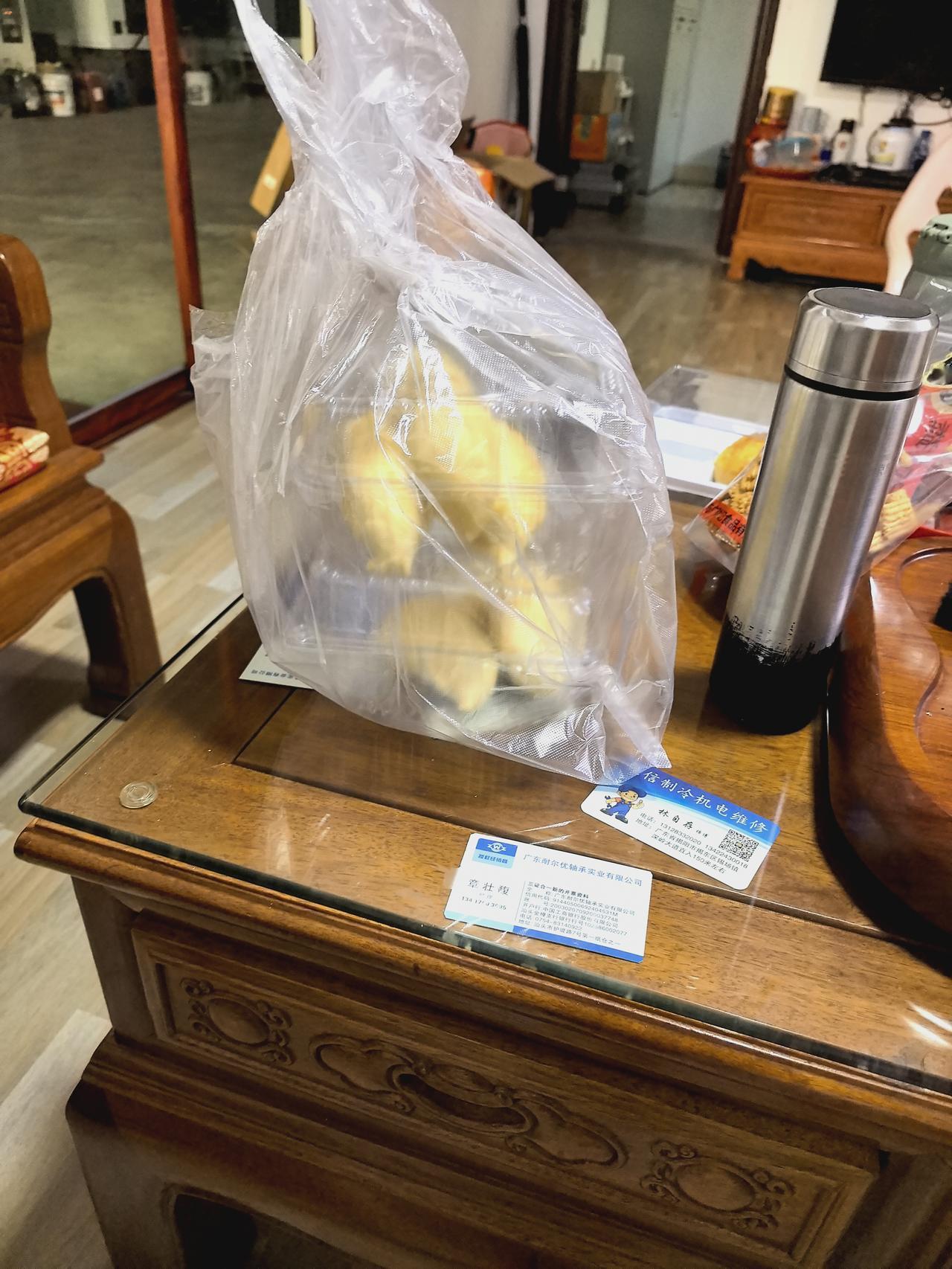 下午和婆婆到菜市场买鸡蛋。婆婆知道我喜欢吃榴莲，看见卖榴莲的车，我说不要都不行