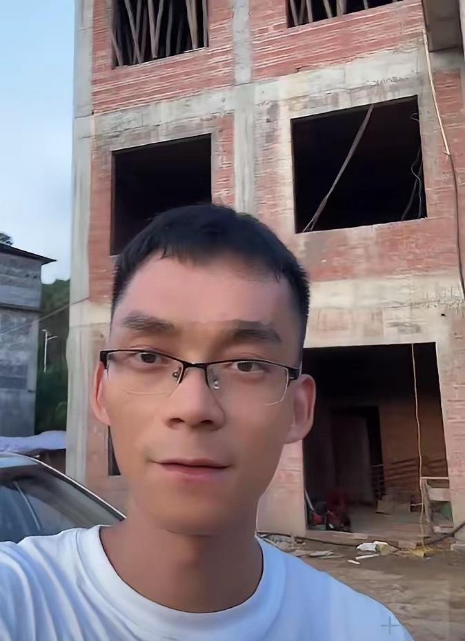 今天傍晚唐尚珺老家开播，直播间人气很高，一万多人在线观看。真的太懂他为啥不愿意单