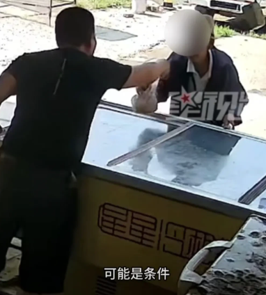 山东荣成，一衣衫简陋的大爷连着2次，在男子摊上偷拿凉粉，男子当场抓住大爷，看他尴