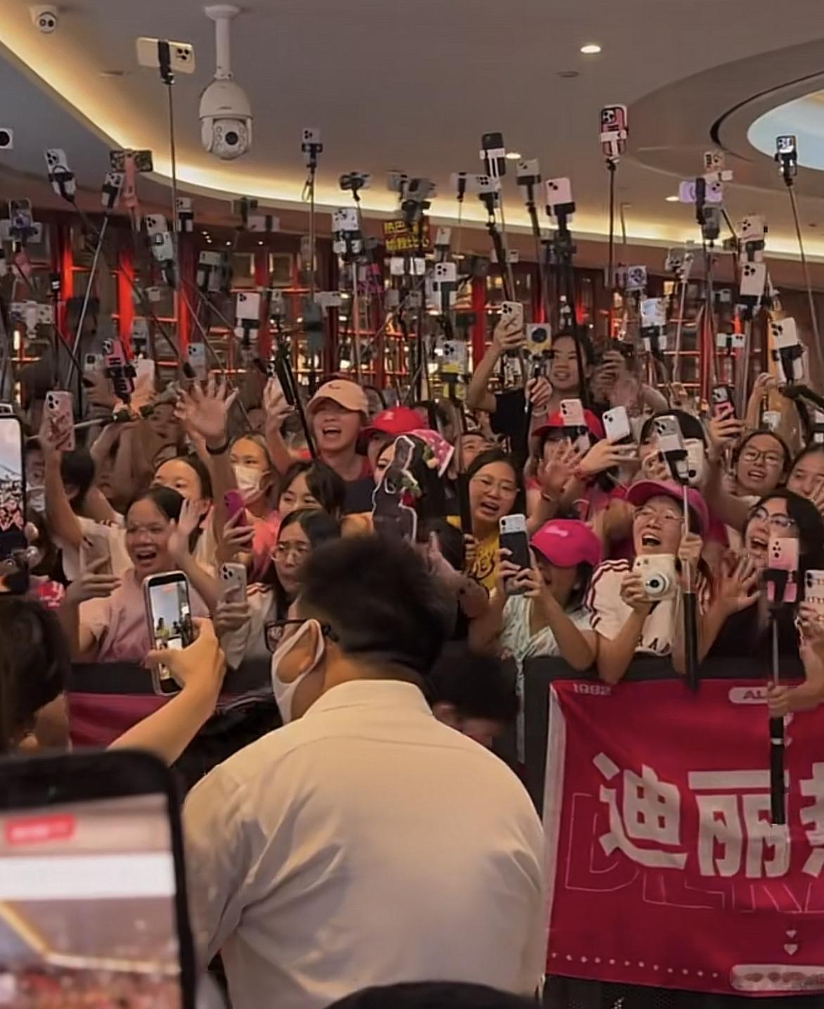 广州万胜围，这震撼场面，也只有星爷了！上演半个月，票房18.28亿，昨晚花了