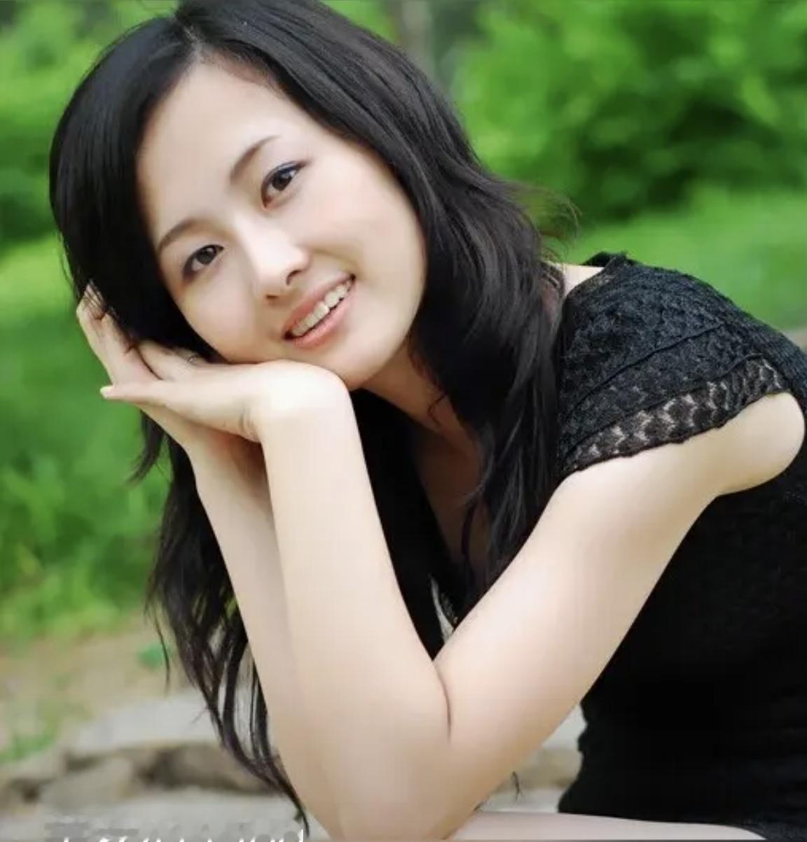 我的一个大学同学，也是本县城老乡，后来去了广东工作。他是和妻子一起去的，也是当老