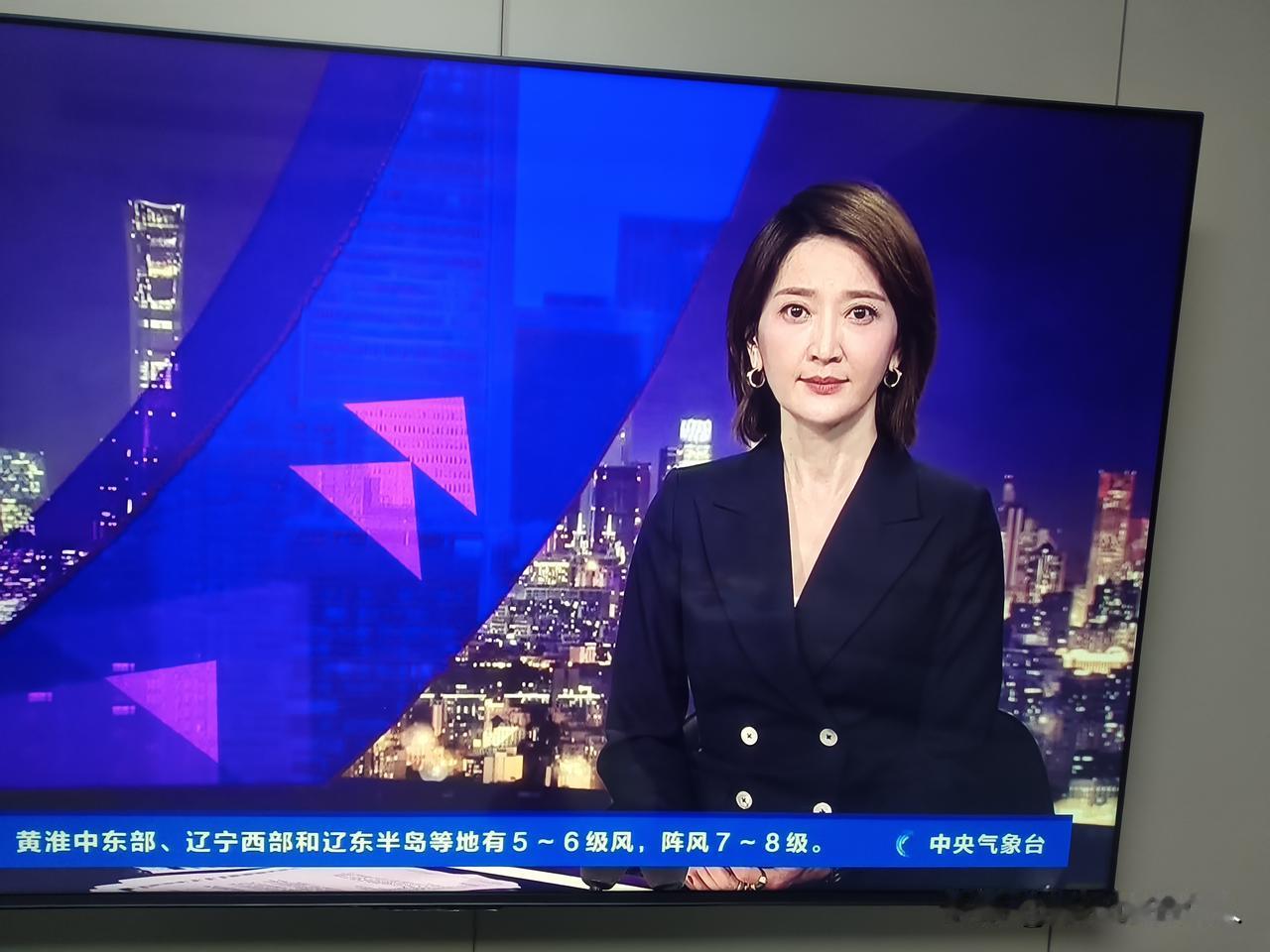 抓拍到了！突然想！这央视财经二频道的主持人也挺辛苦的，都9点半了还在主持节目，