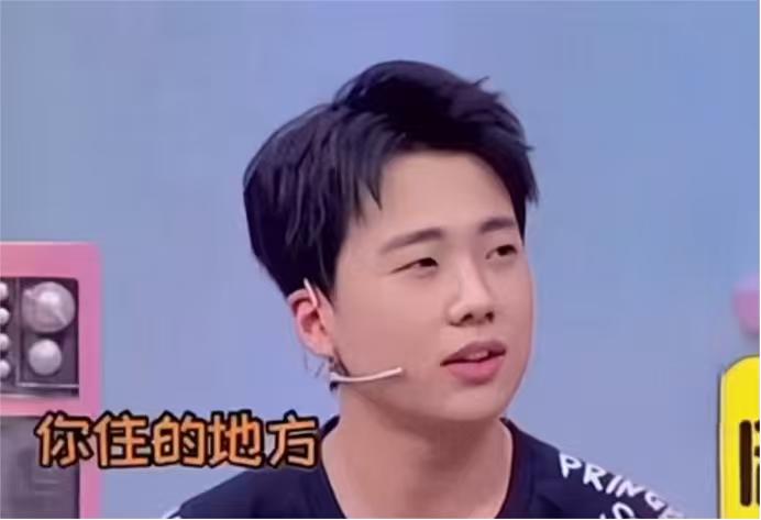 蔡康永：“有明星去过你家吗？”郭麒麟：“没有。”烧饼：“我算吗？”郭