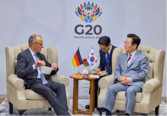 韩联社11月22日报道，南非G20峰会间隙，德国总理默茨对韩国总统李在明说：“我