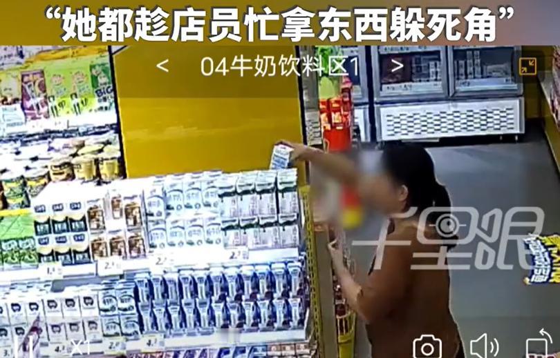 这女子真奇怪！是馋虫使坏，还是贪小便宜的恶习难改？咋干这事呢？前不久，湖北黄石
