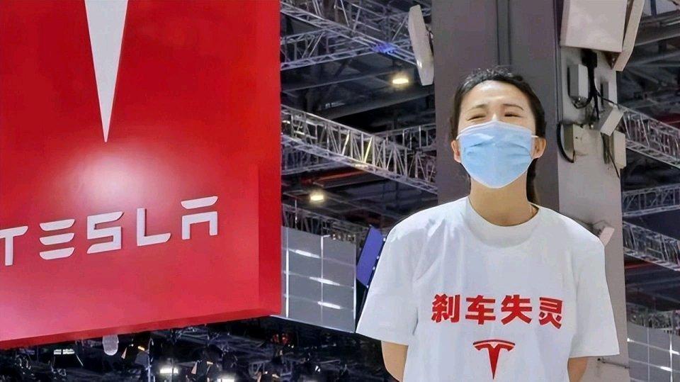这事儿真挺让人无语。特斯拉女车主被限消，一帮车主居然感谢上了，还说“多亏你，选了
