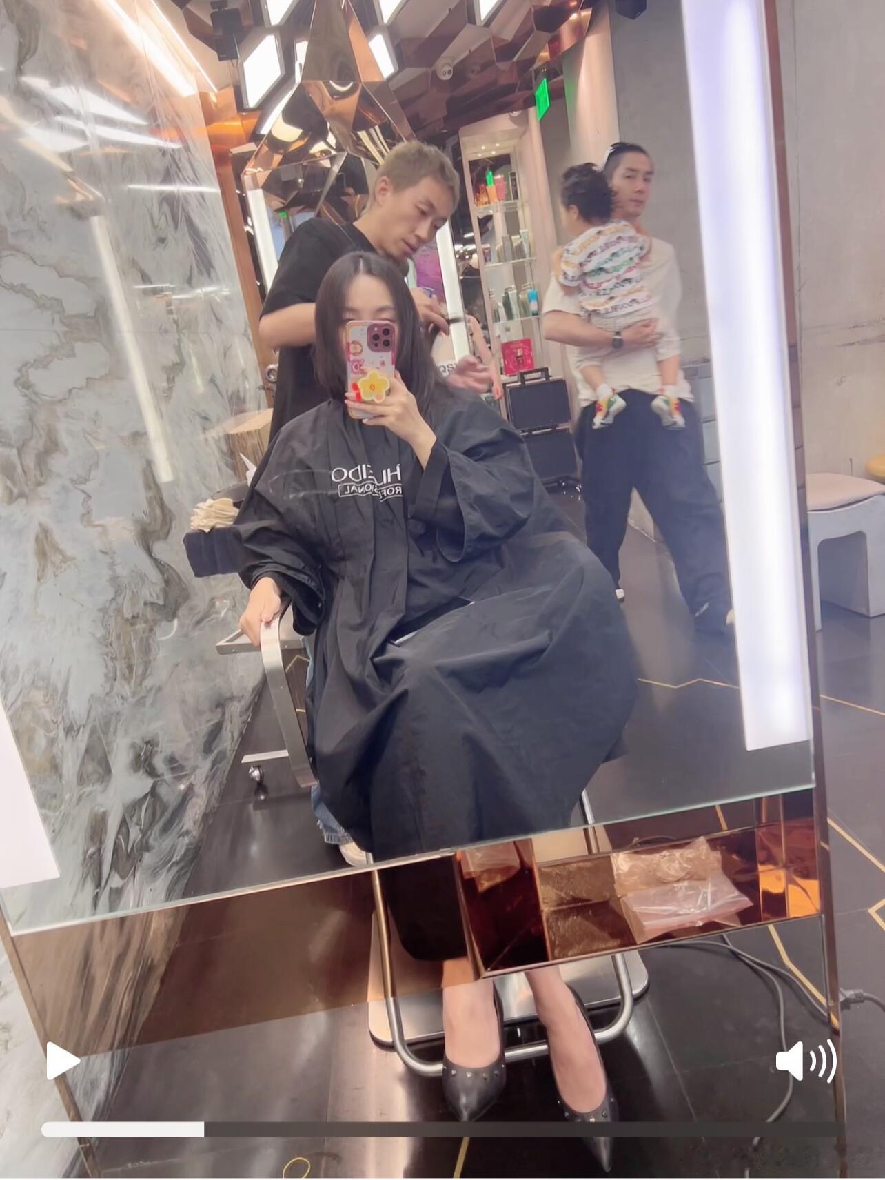 理发店偶遇戚薇李承铉一家李承铉单手抱儿子理发店偶遇戚薇李承铉一家，李承铉单手抱