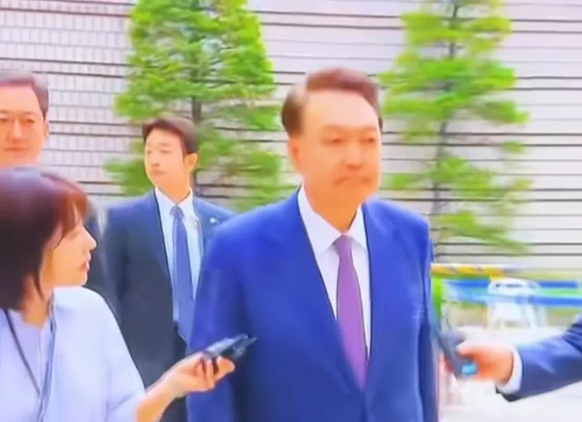 尹锡悦出庭穿搭被嘲讽---尹锡悦