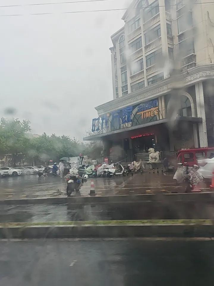 如果失业你会不会选择去摆摊?如果失业，我大概率会选择去摆摊。之前有个朋友失业后