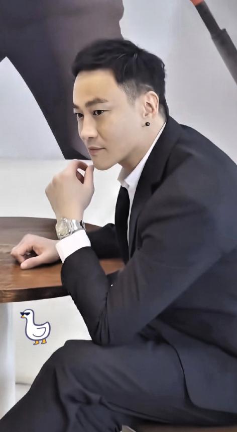 这下宿迁球迷估计真要郁闷了。京东和宿迁当地特意请来何润东，专门给苏超比赛撑场面