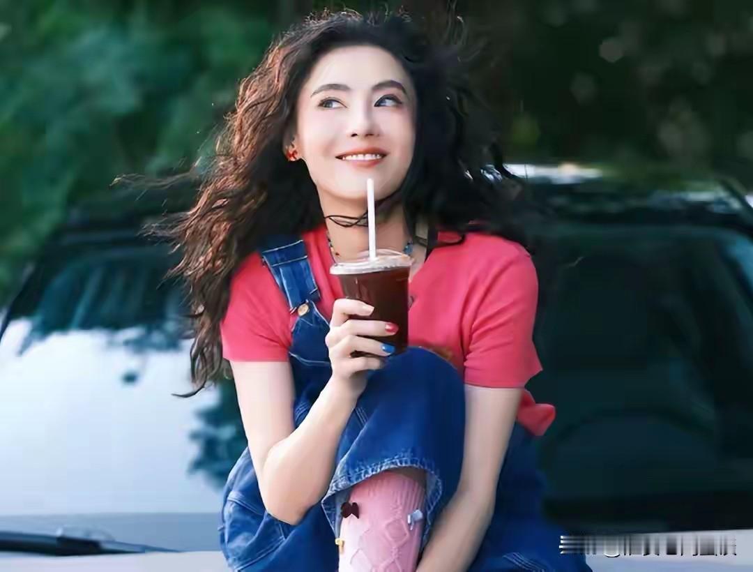 谢霆锋怕是真没想到，张柏芝这波操作揭开了王菲仅剩的体面。在《一路繁花2》里，张柏