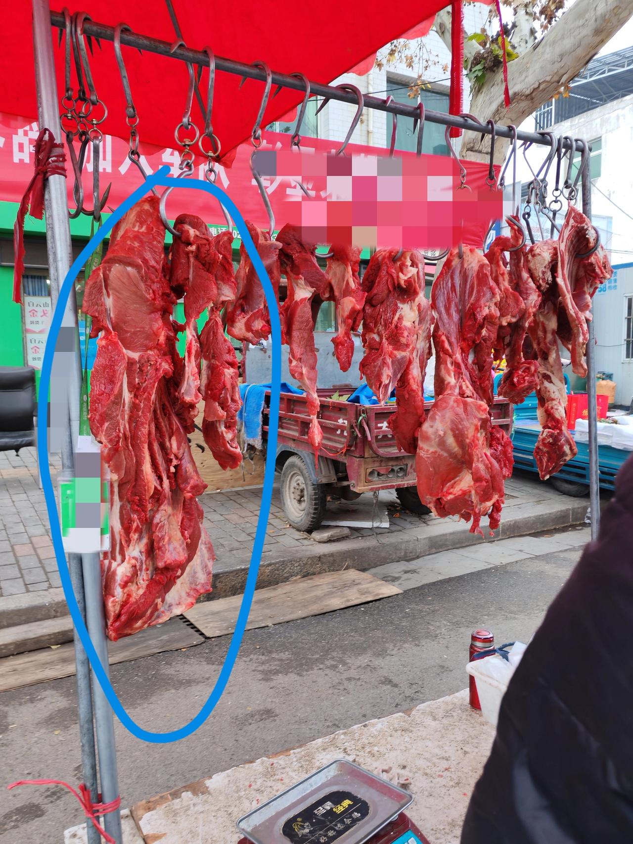 1月3日，坐标西安。此刻我走出小区，刚拐了个弯，百米开外就看到了这一幕，卖肉的人