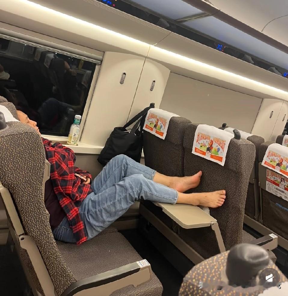 12306不文明反馈秒见效！国庆坐G1306次高铁，亲眼撞见光脚搁桌的“奇